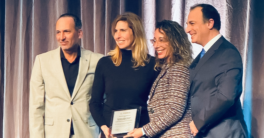 Les chercheuses de l’IR-CUSM Marina Klein, M.D. (deuxième sur la photo à partir de la gauche), et Sapha Barkati, M.D. (troisième sur la photo à partir de la gauche), reçoivent le Prix 2023 de la Fédération des médecins spécialistes du Québec.