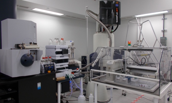 Bruker hyphenated LCNMR (600 MHz)MS instrument