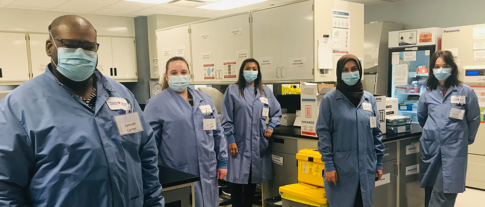 L’équipe du Laboratoire de traitement des échantillons au Centre de médecine innovatrice est l’une des remarquables équipes appuyant la recherche à l’IR-CUSM