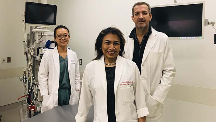 La Dre Lucy Gilbert entourée de ses collègues les Drs Xing Zeng et Kris Jardon au Centre de médecine innovatrice (CMI) de l’Institut de recherche du CUSM. Crédit : CUSM