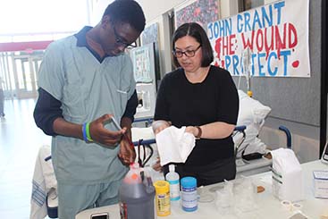 STEAM Partnership with the EMSB: Students return to Research Institute to showcase projects to scientists STEAM Partnership with the EMSB: Students return to Research Institute to showcase projects to scientists