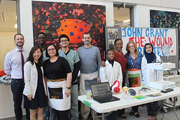 L’équipe du projet des blessures de l’école secondaire John Grant avec leurs mentors du Centre de Médecine Innovatrice de l’IR-CUSM : Penny Chipman, José Luis Hoyo et Caroline White.