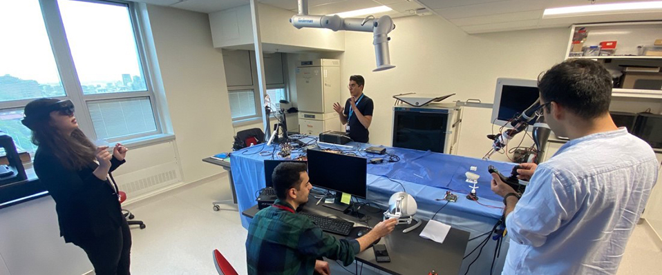 Des étudiants de cycle supérieur et des stagiaires réalisent des travaux de recherche au Centre de chirurgie robotique hébergé par la Plateforme d’innovation clinique.
