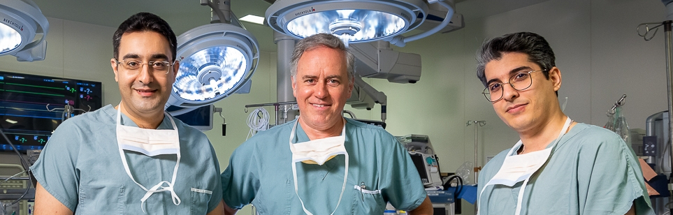 Les cofondateurs de Holo-Ray : le boursier postdoctoral Amir Hooshiar, Ph. D. (Programme de recherche : blessure, réparation, récupération à l’IR-CUSM), le scientifique Renzo Cecere, M.D. (Programme de recherche en santé cardiovasculaire au long de la vie à l’IR-CUSM) et l’assistant de recherche Amir Sayadi (Centre de chirurgie robotique à l’IR-CUSM). Image par Owen Egan.