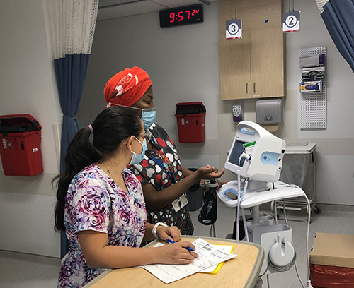 Le personnel préparant le premier patient de la nouvelle aire de perfusion du CMI