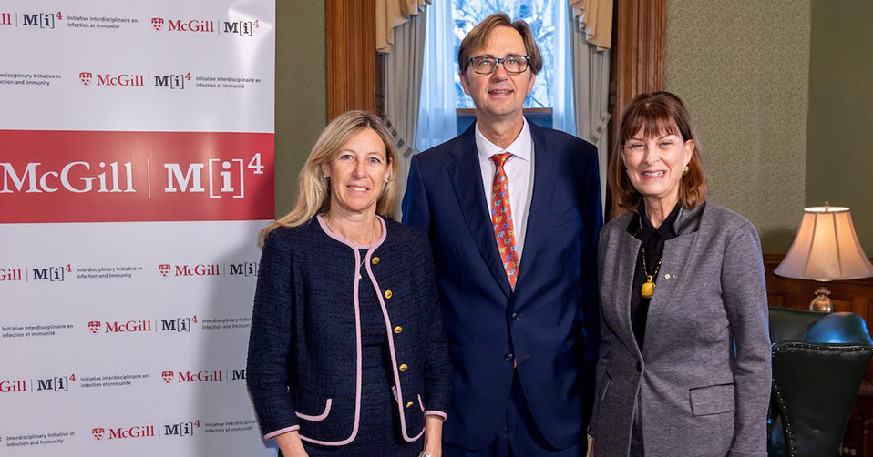 Marie Hudson (à gauche) et Marcel Behr (au centre), codirectrice et codirecteur de MI4, en compagnie de Heather Munroe-Blum, Ph. D., conseillère principale à MI4 et ancienne principale et vice-chancelière de l’Université McGill