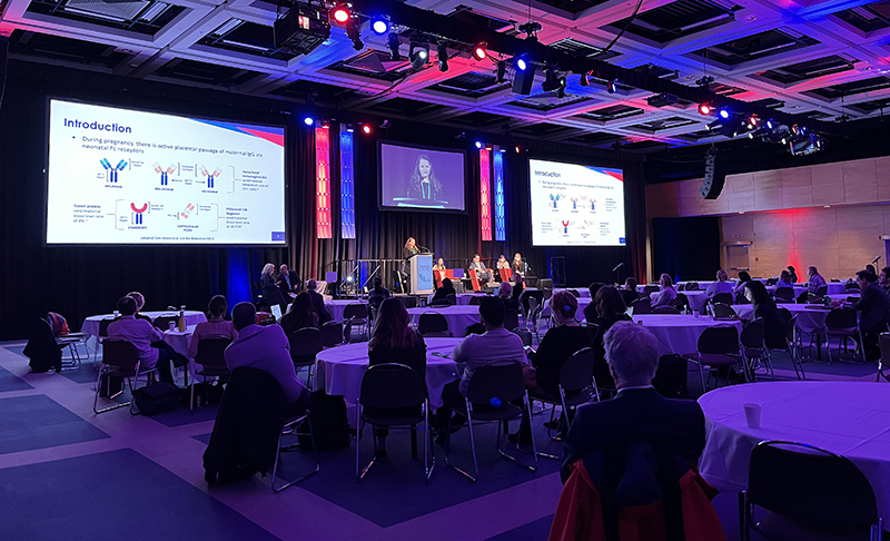 Leah Flatman, doctoral trainee at the Research Institute of the McGill University Health Centre, during her oral presentation for which she received a prize at the Canadian Rheumatology Association Annual Scientific Meeting in Quebec City
