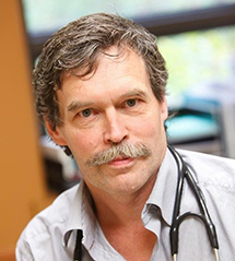Le Dr Jean Bourbeau mène ses recherches au sein du Programme de recherche translationnelle sur les maladies respiratoires et au Centre de recherche évaluative en santé de l’Institut de recherche du Centre universitaire de santé McGill