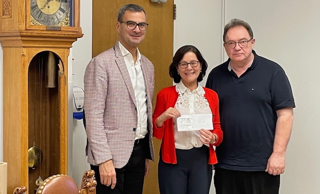 Représentant Les Auxiliaires de l’HGM, M. Joseph Szollar, gestionnaire des opérations du restaurant The Hospitality Corner, a remis un chèque de 35 000 $ à la Dre Rhian Touyz et à M. Gilbert Tordjman, de l’IR-CUSM. Représentant Les Auxiliaires de l’HGM, M. Joseph Szollar, gestionnaire des opérations du restaurant The Hospitality Corner, a remis un chèque de 35 000 $ à la Dre Rhian Touyz et à M. Gilbert Tordjman, de l’IR-CUSM.