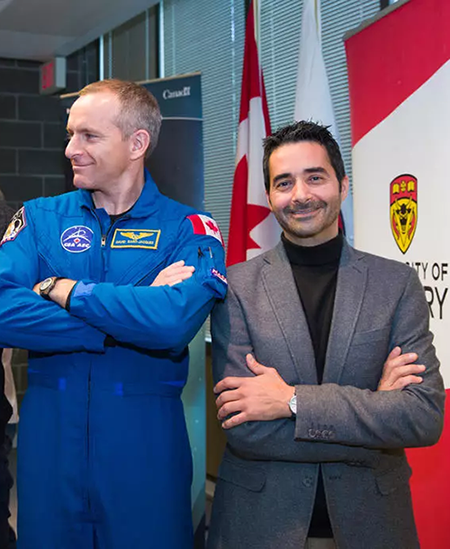 L'astronaute canadien David Saint-Jacques et le chercheur de l'Agence spatiale canadienne Giuseppe Iaria. Photo par Riley Brandt, Université de Calgary L'astronaute canadien David Saint-Jacques et le chercheur de l'Agence spatiale canadienne Giuseppe Iaria. Photo par Riley Brandt, Université de Calgary