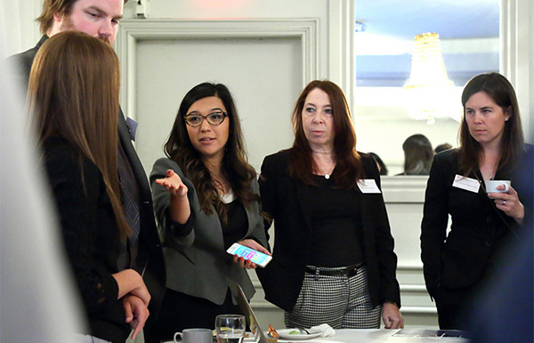 Les chercheuses principales Keiko Shikako (au milieu à la gauche) et Annette Majnemer (au milieu à la droite), co-créatrices de l’application Jooay, discutent de la recherche en santé mobile et de l’application des connaissances (AC) lors de la Conférence sur l’AC dans le domaine de la réadaptation à Montréal.