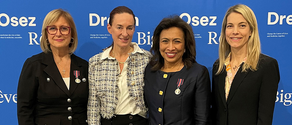 De gauche à droite : Annie Koutrakis, députée de Vimy, la Dre Lucie Opatrny, présidente-directrice générale du CUSM, la Dre Lucy Gilbert, chercheuse principale du Programme de recherche sur le cancer de L’Institut et Marie-Hélène Laramée, présidente et directrice générale de la Fondation du CUSM.