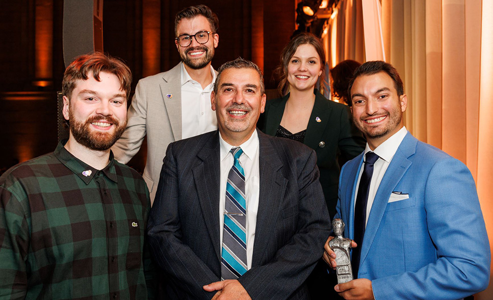 (De gauche à droite, à l’arrière) : Samuel Gareau-Lajoie, M.D. (CoeurWay), Marie Lavoie (CoeurWay). (De gauche à droite, à l’avant) : Antoine Lavoie (CoeurWay), Daniel Paré (sous-ministre de la Santé et des Services sociaux du Québec) et le Dr Joseph Petruccelli (CoeurWay et L’Institut)