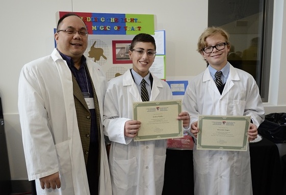 Les jeunes scientifiques Joshua Nadler et Alexandre Singer, de l'école Selwyn House, ont présenté leurs connaissances scientifiques sur la levure au Dr Donald Vinh.