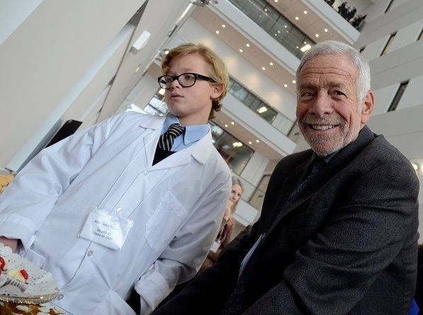Le Dr Michael Kramer semble heureux d'avoir rencontré le futur chercheur Alexandre Singer, de l'école Selwyn House.