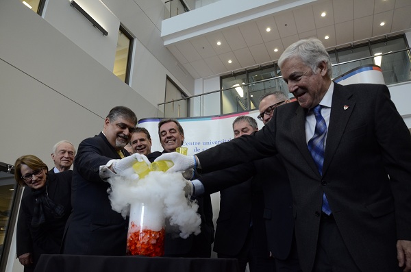 Le Dr Vassilios Papadopoulos, directeur de l'IR-CUSM, en compagnie des dignitaires inaugurent les installations de recherche au Glen avec un couper le ruban original.
