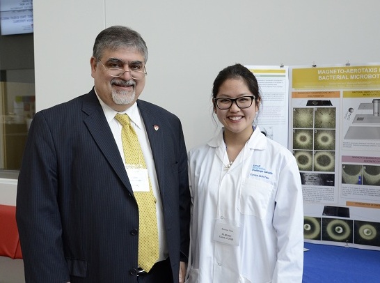 Le Dr Papadopoulos rencontre l'étudiante Eunice Linh You, du Collège Marianopolis.