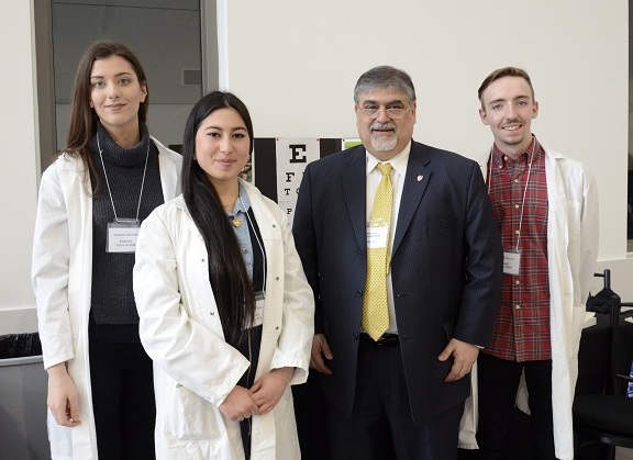 Le Dr Vassilios Papadopoulos accueille les étudiants du Collège Dawson dans l'artrium de l'IR-CUSM au Glen.