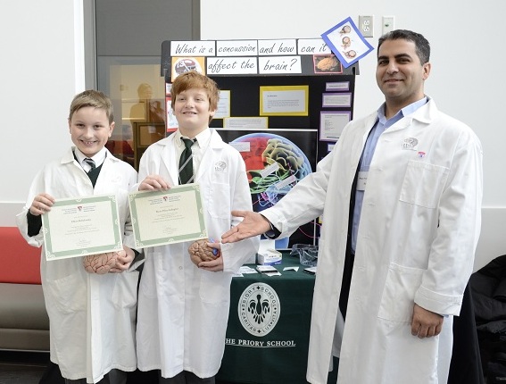 Le Dr Reza Farivar rencontre les jeunes étudiants Elliott Kobelansky et Wyatt Price-Gallagher, de l'école The Priory.