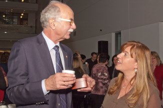 Honoré pour ses 30 années de service au CUSM, le Dr Hans Zingg, endocrinologue et ancien chercheur à l'IR-CUSM, échange avec Cinzia Raponi, directrice générale de l'administration de la recherche