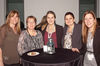 Suzanne Bazin (deuxième à partir de la gauche, 30 années de service) est honorée par des collègues aux célébrations du Club du quart de siècle plus de 2015