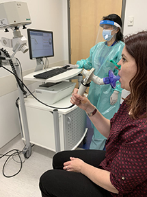 Emilie Chan-Thim montre l’utilisation du spiromètre pneumo MasterScreen au Centre de médecine innovatrice (CMI)