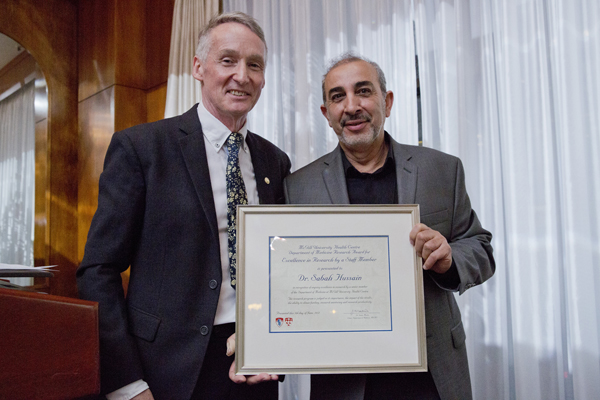Dr Sabah Hussain (à droite) avec Dr James Martin, directeur du Département de médecine, Université McGill