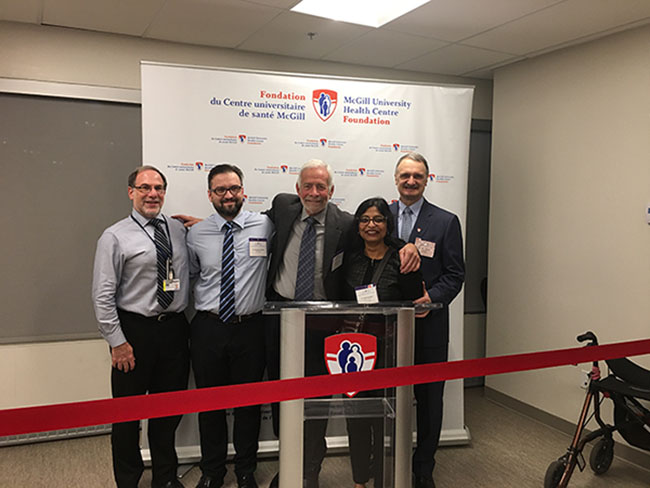 Le Dr Bruce Mazer, directeur exécutif par intérim de l’IR-CUSM, Dominique Favreau, le Dr Michael Kramer, directeur du CRES, la Dre Kaberi Dasgupta, directrice associée du CRES et Eddie Leschiutta, vice-président de la Fondation du CUSM célèbrent l’ouverture du CRES, au 5252, boulevard de Maisonneuve.