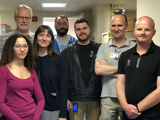 From left to right : Zahra Thirouin (study co-author), Claire Gizowski, Josh Wyrosdic (study co-author), Daniel Voisin, Xander Seymour (front row) avec Charles Bourque (study’s lead author) et Cristian Zaelzer (back row), in their lab at the Research Institute of the MUHC, Montreal General Hospital.