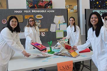 Des étudiantes  de l’école secondaire Laurier Macdonald présentent leur projet sur les allergies aux protéines du lait. Leur mentor à l’IR-CUSM  était Wei Zhao du laboratoire du Dr Mazer.