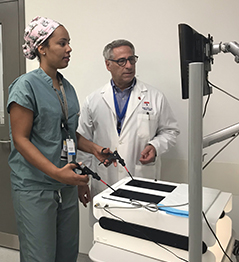Des chercheurs utilisent l’équipement laparoscopique dans le laboratoire de simulation