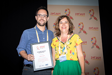 Michaela Müller-Trutwin, PhD (right), presents the 2019 Dominique Dormont Prize to Stéphane Isnard, postdoctoral fellow at the Research Institute of the MUHC