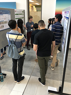 Des étudiants au premier cycle, des étudiants visiteurs et de nouveaux étudiants aux cycles supérieurs ont participé à la Journée de la recherche des étudiants d’été de l’IR-CUSM, 2019