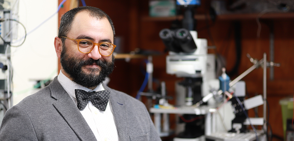 Cristian Zaelzer-Perez, Ph. D., est associé de recherche au laboratoire de Charles Bourque, Ph. D., du Programme en réparation du cerveau et en neurosciences intégratives à l’Institut de recherche du CUSM