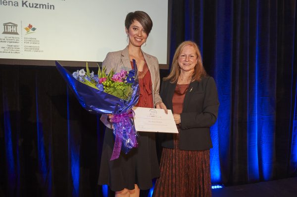 Elena Kuzmin, Ph. D., à gauche, et Liette Vasseur, Présidente de la Commission canadienne pour l’UNESCO. (Photo courtoisie de L’Oréal Canada Inc.)