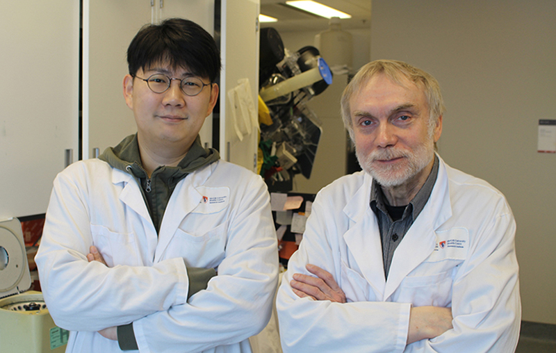 Postdoctoral fellow Dongsic Choi, PhD, with Janusz Rak, MD, PhD, a senior scientist in the Child Health and Human Development Program at the Research Institute of the MUHC