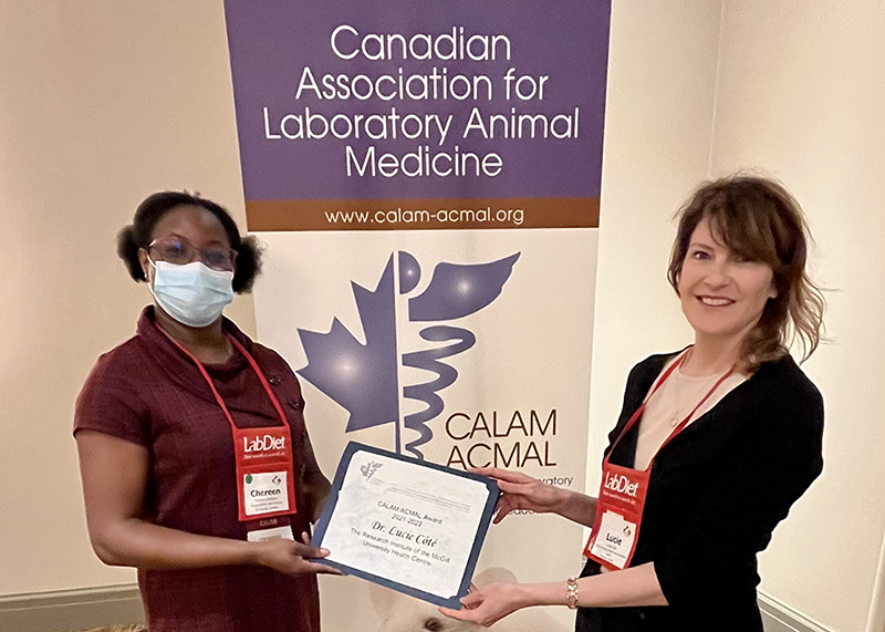 Dre Chereen Collymore, présidente de l’ACMAL, remet un certificat pour le Prix vétérinaire CALAM/ACMAL 2022 à la Dre Lucie Côté de l'Institut de recherche du Centre universitaire de santé McGill