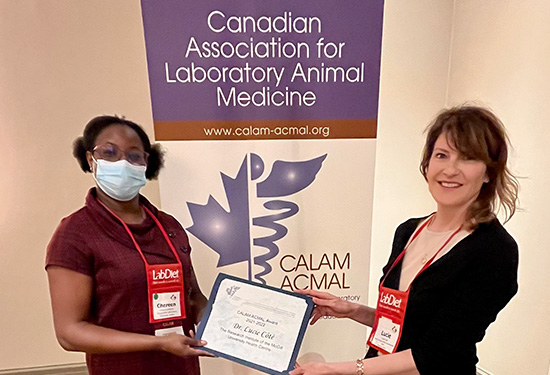 La Dre Chereen Collymore, présidente de l’ACMAL (à gauche), remet un certificat pour le Prix vétérinaire CALAM/ACMAL 2022 à la Dre Lucie Côté de l'Institut de recherche du Centre universitaire de santé McGill